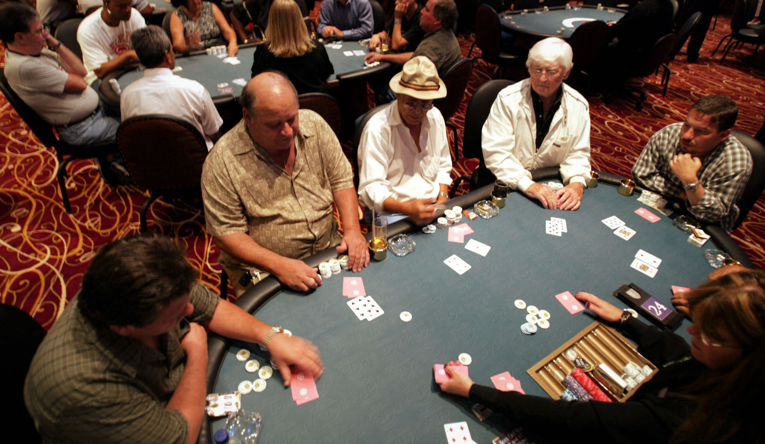 ZDJĘCIE ILUSTRACYJNE: seniorzy grają w pokera w kasynie Seminole Hard Rock Hotel and Casino na Florydzie // fot. Joe Raedle //