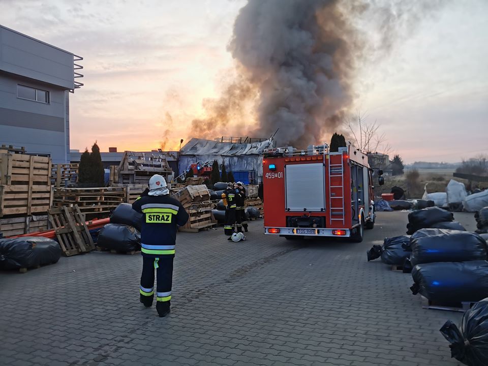 Ogromny pożar hali w Denkówku [Fotogaleria]