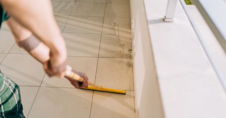 Wymieszaj i nałóż na fugi. Dosłownie wyżre brud