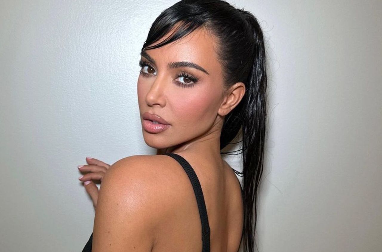 Kim Kardashian w czarnej sukience z wycięciamiInstagram/kimkardashian