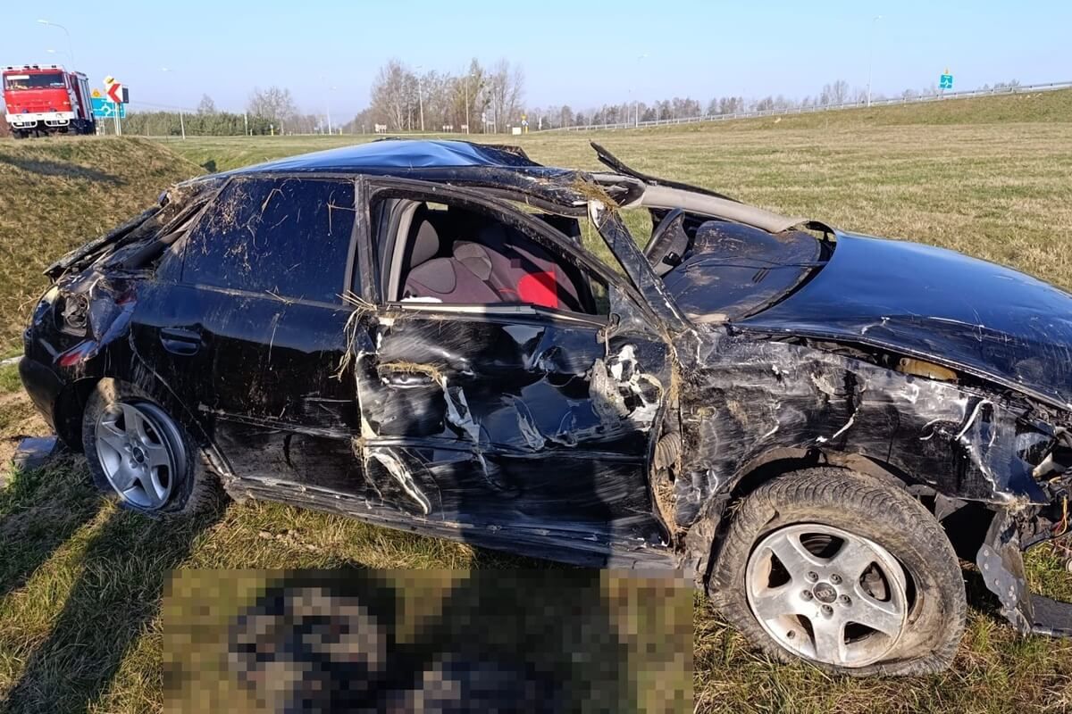 Roztrzaskane Audi na DK17 w powiecie puławskim