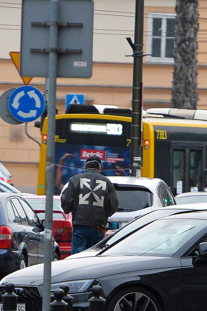 Kuba Wojewódzki w drodze do radia bez ochroniarza