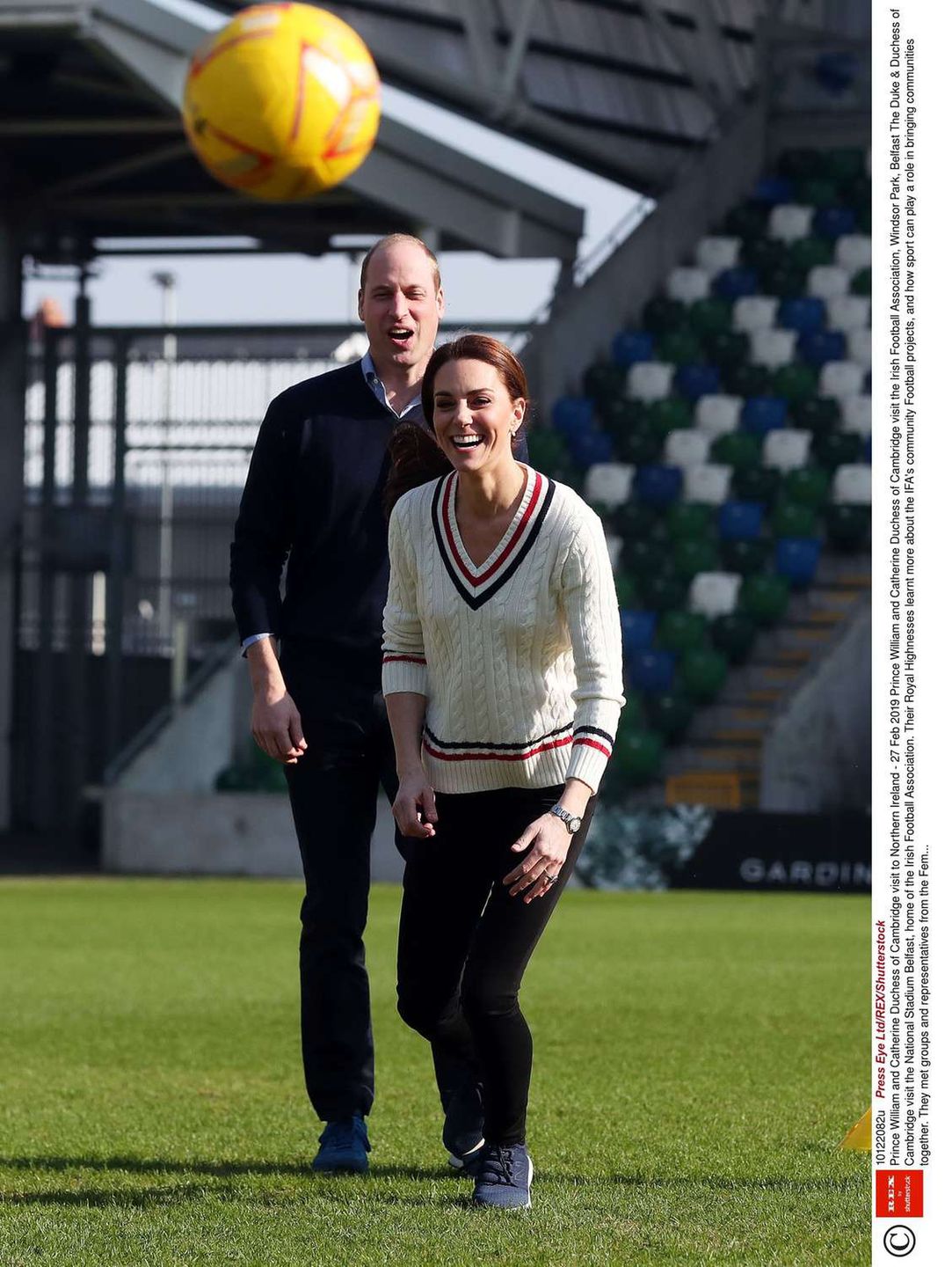 Księżna Kate gra z dziećmi w piłkę w Belfaście