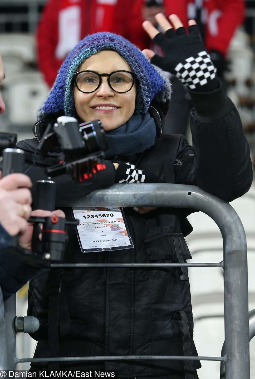 Agnieszka Chylińska na stadionie piłkarskim