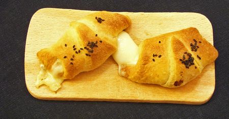 Croissant z jajkiem i serem