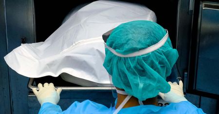 Myśleli, że 66-letnia kobieta nie żyje. W zakładzie pogrzebowym dokonali przerażającego okrycia