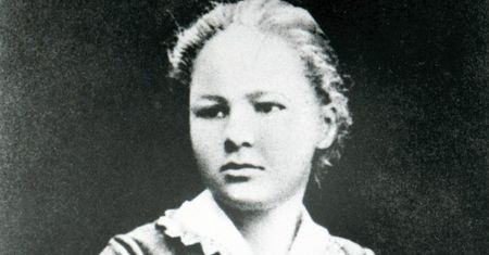 Maria Skłodowska-Curie - rysa na pomniku