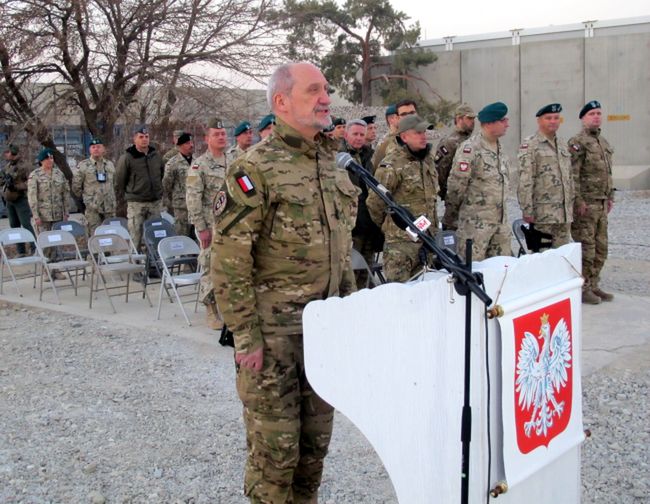 Antoni Macierewicz ze świąteczną wizytą u polskich żołnierzy w Kuwejcie i Afganistanie. "Polacy są skuteczni"