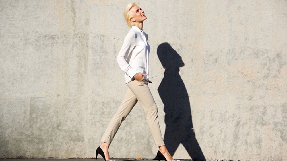 Eleganckie cygaretki dodadzą uroku, jesli połączysz je z białą koszulą oraz szpilkami