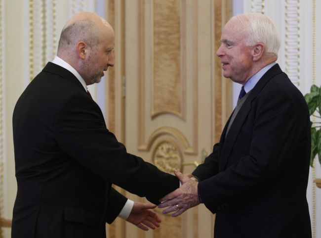 Oleksandr Turczynow i John McCain