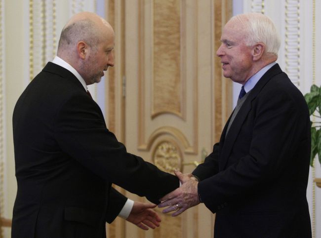 Oleksandr Turczynow i John McCain