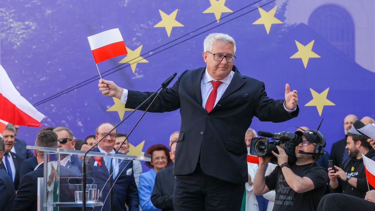 Inauguracja og�lnopolskiej kampanii PiS do Parlamentu Europejskiego
Fot. Adam Burakowski/East News, Kielce, 02.05.2024. Inauguracja ogolnopolskiej kampanii PiS do Parlamentu Europejskiego. Konwencja z udzialem prezesa PiS Jaroslawa Kaczynskiego, na placu Literatow w Kielcach.
N/z: Ryszard Czarnecki
Adam Burakowski