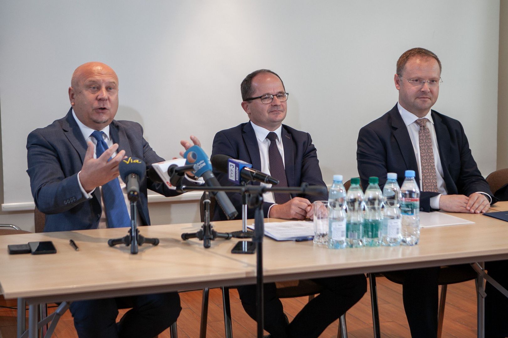 Podpisanie umowy między PKS Rzeszów S.A. a firmą GZOG ENERGY Sp. z o.o. z Bytomia, która zajmie się projektowaniem i budową stacji. Lokalizacja inwestycji to teren zajezdni PKS przy Alei Wyzwolenia w Rzeszowie.