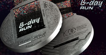 Tak wygląda medal 18. PKO Poznań Półmaratonu. Symbol jubileuszu i tysięcy historii