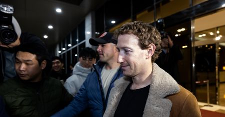 Elon Musk wciąż się osuwa. W rankingu najbogatszych wyprzedził go Mark Zuckerberg
