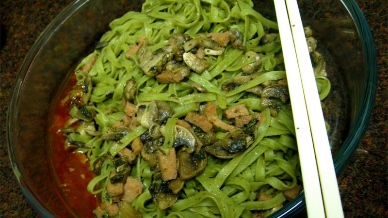 Ugotowany makaron szpinakowy (jajeczny, wzbogacony)