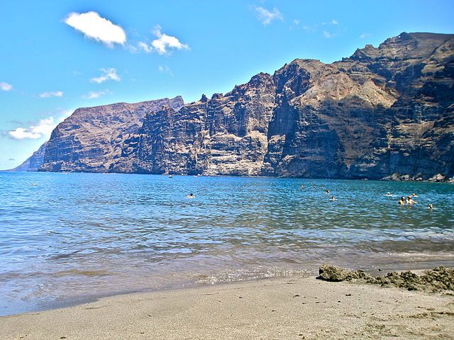 Piękna plaża z widokiem na Los Gigantes 