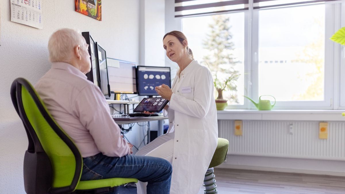 Alzheimer to postępująca choroba mózgu, która rozwija się na długo przed wystąpieniem objawów. Fotografia ma charakter ilustracyjny