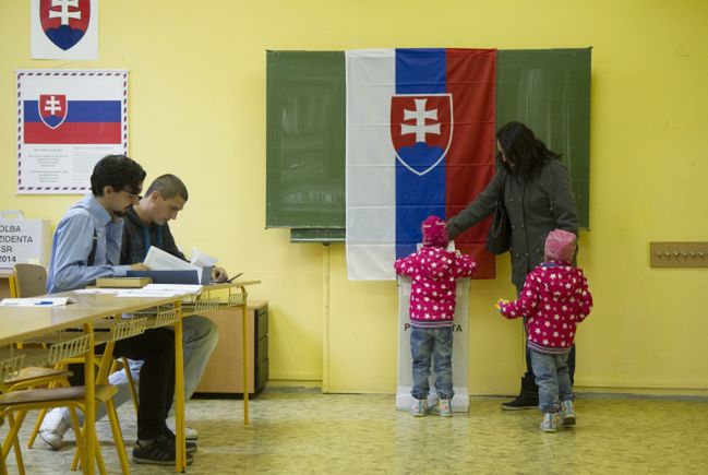 Dobiegła końca pierwsza tura wyborów. (PAP/EPA)