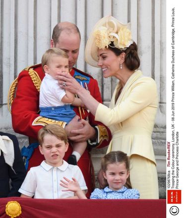 roczny książę Louis ssie kciuka zamiast smoczka