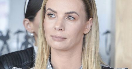 Izabela Janachowska wygina się na rydwanie. Fanki wytykają jej małą wpadkę