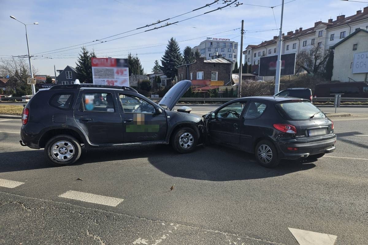 Zderzenie peugeota z dacią na skrzyżowaniu ul. Nadbystrzyckiej z Zana w Lublinie