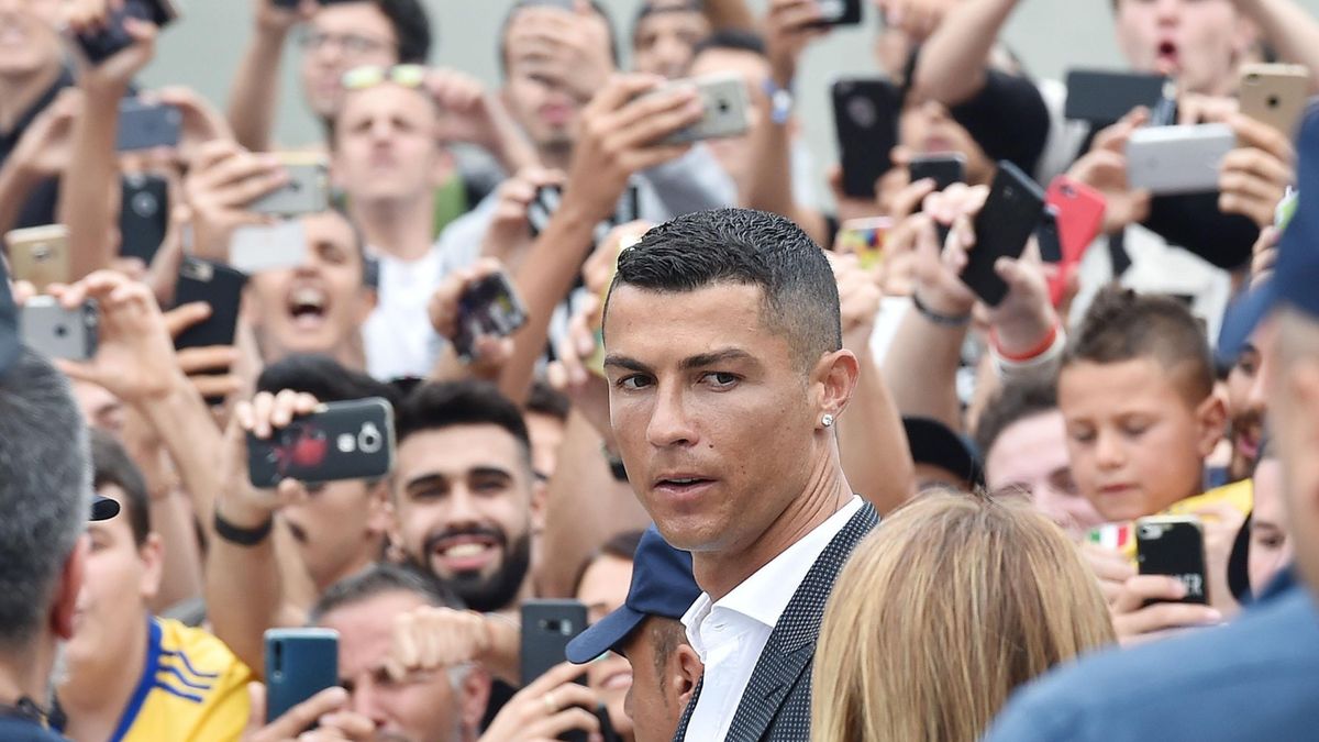 Cristiano Ronaldo (w środku)