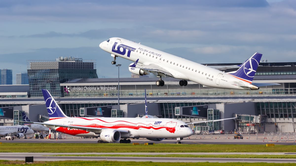 LOT zatrudnia pilotów, stewardessy i nie tylko na kontraktach B2