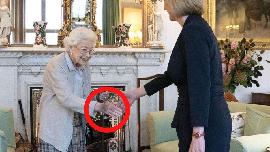 Sina dłoń królowej Elżbiety II zwróciła uwagę poddanych