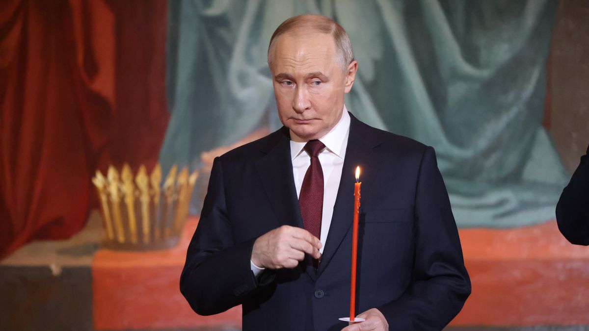 MOSCOW, RUSSIA - APRIL 20 (RUSSIA OUT) Russian President Vladimir Putin crosses himself during the celebration of the Orthodox Easter at the Christ The Saviour Cathedral, early April 20, 2025 in Moscow, Russia. President Putin announced and Easter truce in the conflict in Ukraine to begin on 6pm local time and run untill midnight on April 21. (Photo by Contributor/Getty Images)