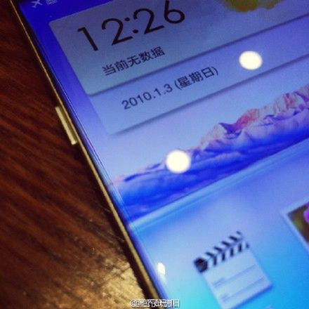 Oppo R7 z bardzo cienkimi ramkami pozuje do zdjęć 3