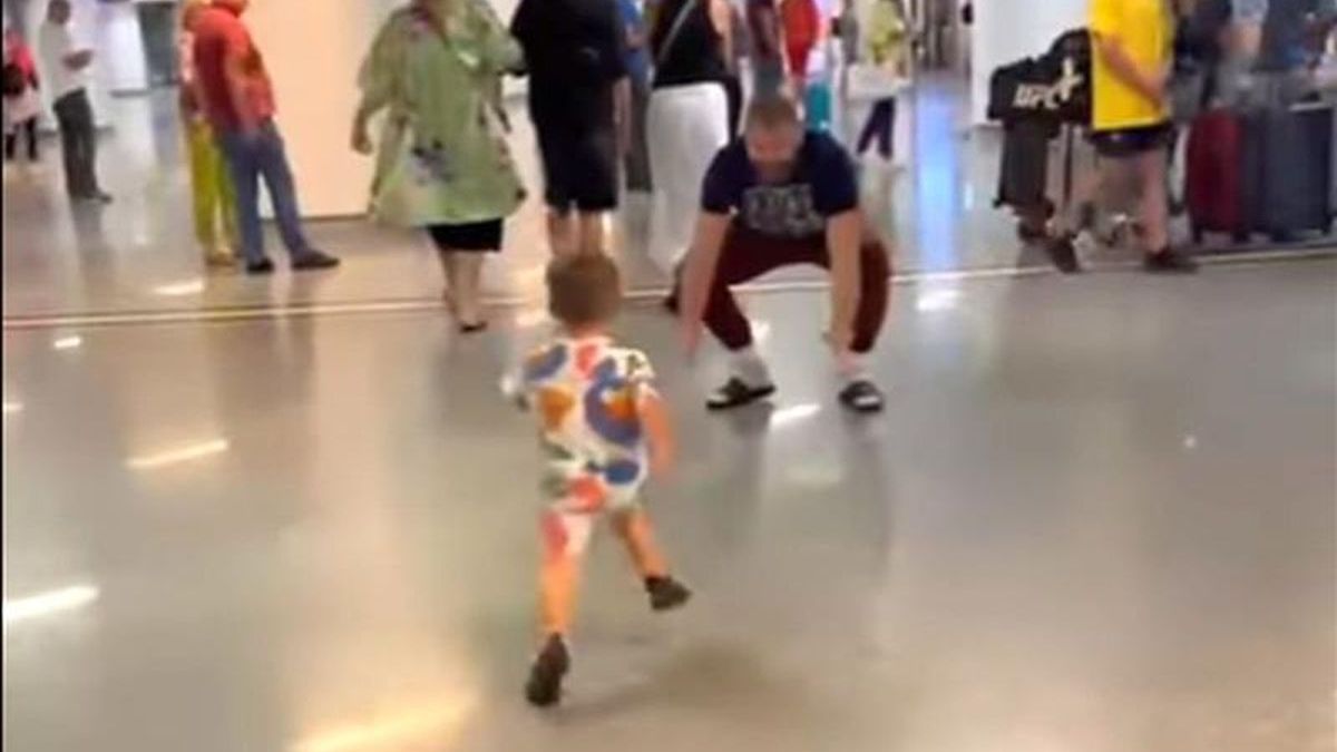 niespełna 3-letni Jan biegnie w kierunku swojego taty, Jana Błachowicza