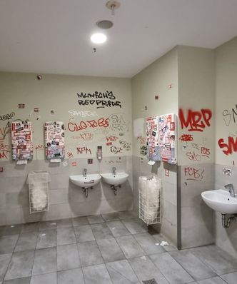 Stadion w Monachium. Zdjęcie toalety nie jest fotomontażem