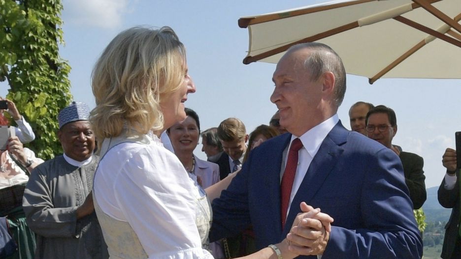 Austriackie media dotarły do informacji, że Putin podarował byłej już minister kolczyki o wartości 50 tys. euro