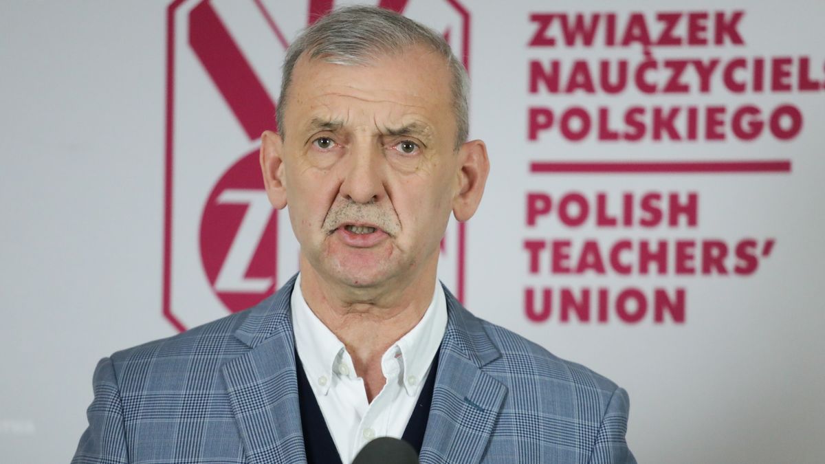 S�awomir Broniarz
Warszawa, 17.03.2025. Prezes ZNP S�awomir Broniarz podczas konferencji prasowej w siedzibie Zwi�zku Nauczycielstwa Polskiego w Warszawie, 17 bm. Konferencja dotyczy�a pensji nauczycieli. (sko) PAP/Tomasz Gzell
Tomasz Gzell
edukacja, konferencja prasowa, nauczyciele, Zwi�zek Nauczycielstwa Polskiego, pensja, pensje, wynagordzenia, wynagrodzenie