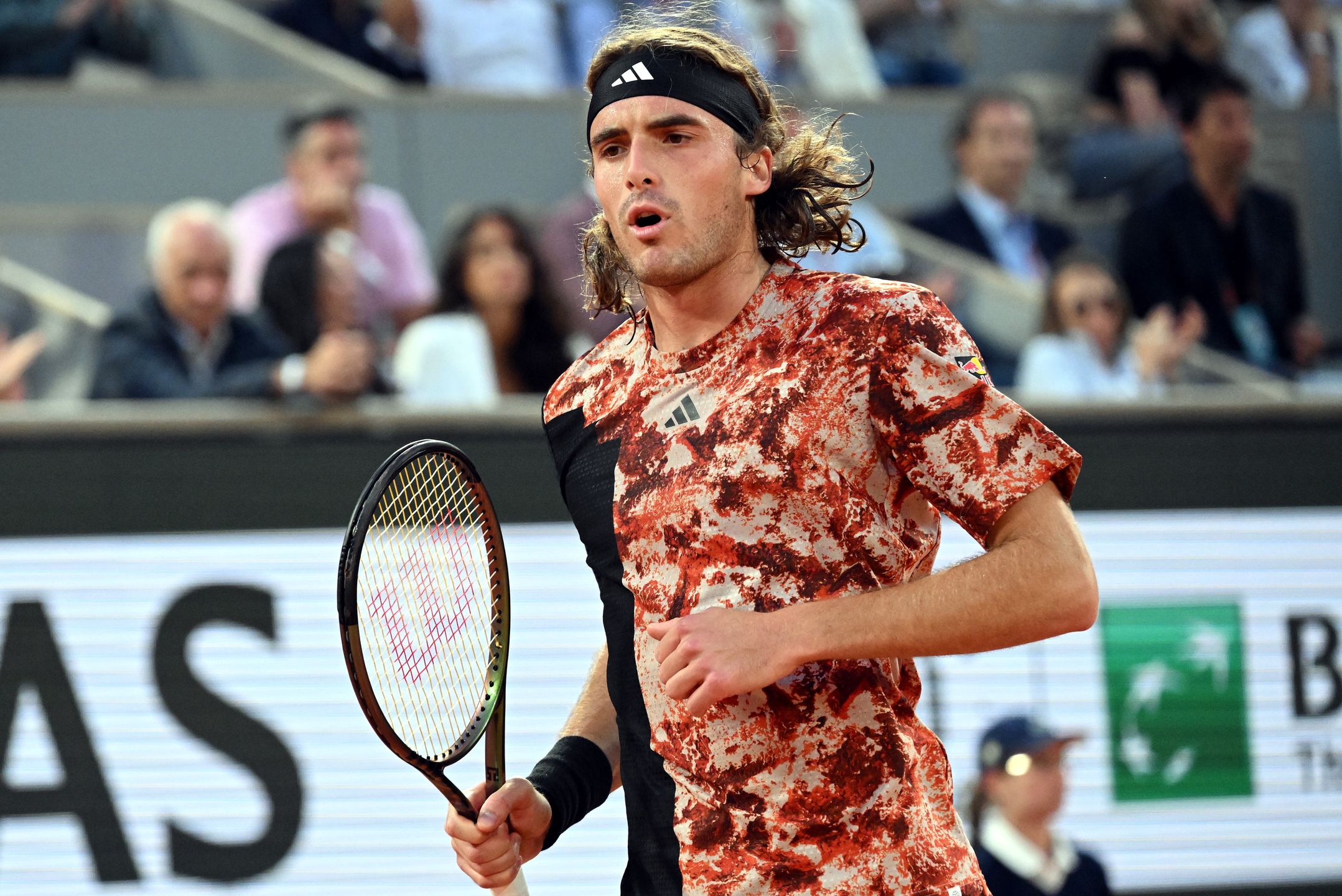 Stefanos Tsitsipas of Greece reacts as he plays Carlos Alcaraz of Spain in their Men's quarterfinal match during the French Open Grand Slam tennis tournament at Roland Garros in Paris, France, 06 June 2023. EPA/CAROLINE BLUMBERG Dostawca: PAP/EPA.
