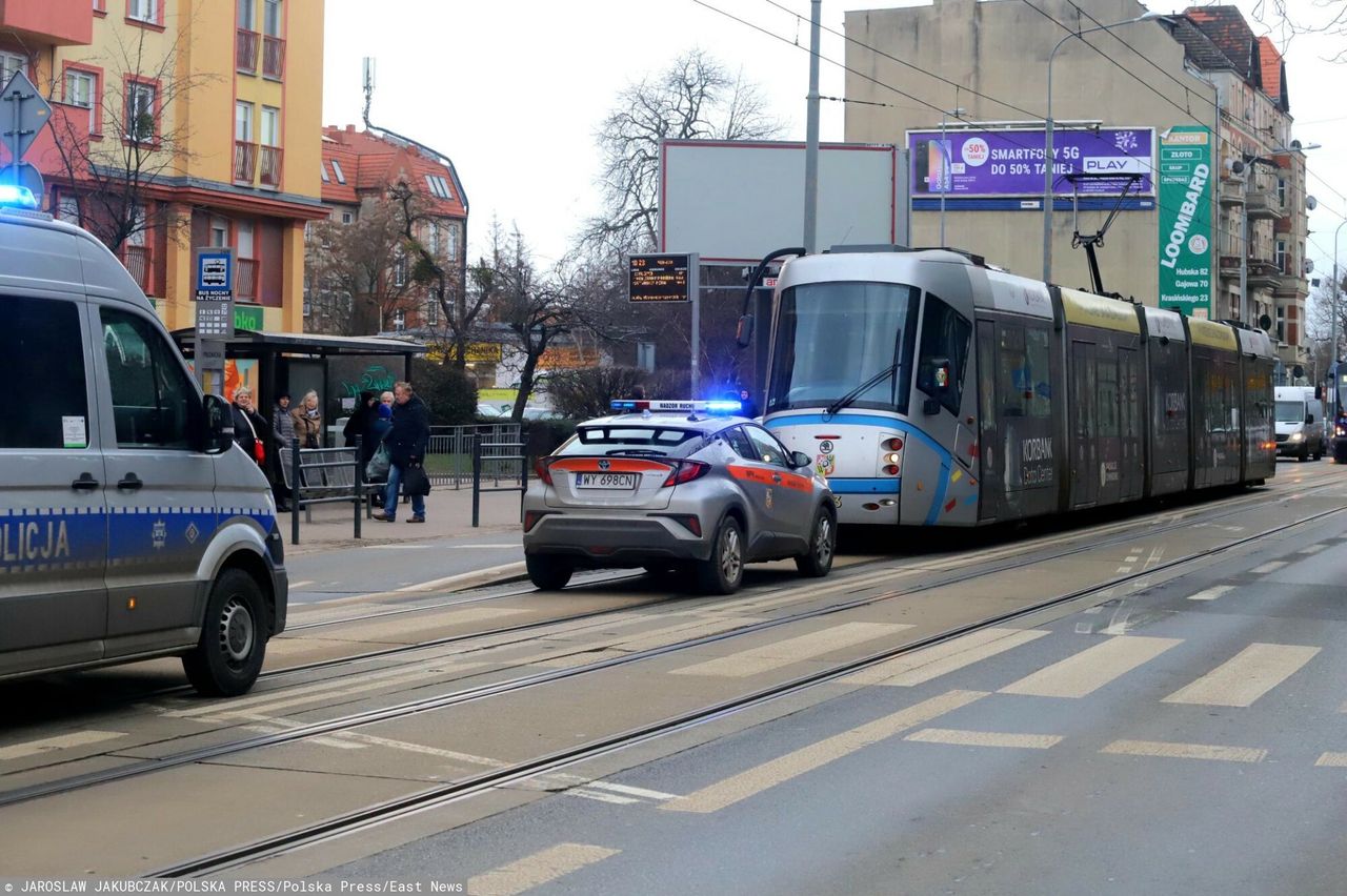 Wrocław: Osobówka wjechała w mężczyznę wysiadającego z tramwaju