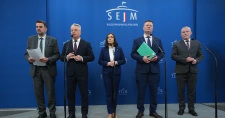 Nawrocki dostał "prezent" od PSL. Wiadomo, co w nim było