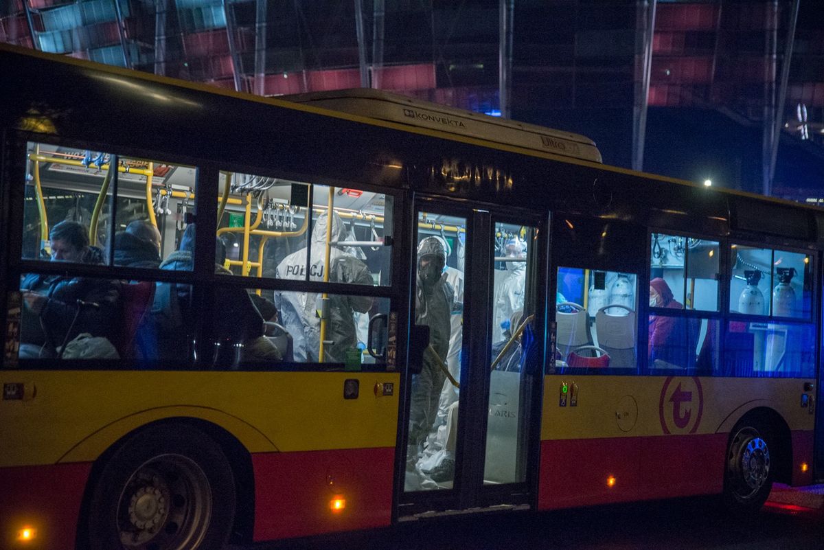 Koronawirus w Warszawie. Transport pierwszych pacjentów covidowych