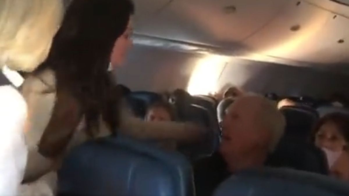 Pasażerka spoliczkowała i opluła mężczyznę, który nie miał ubranej maseczki 