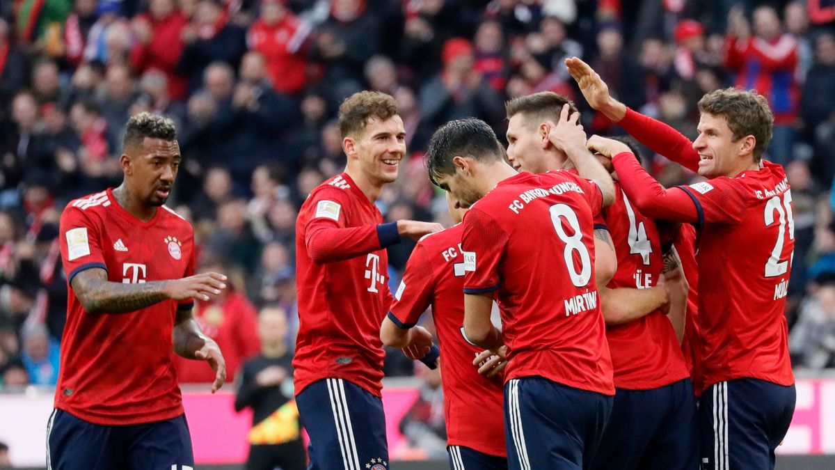 piłkarze Bayernu Monachium cieszą się z gola zdobytego przez Nicklasa Suele
