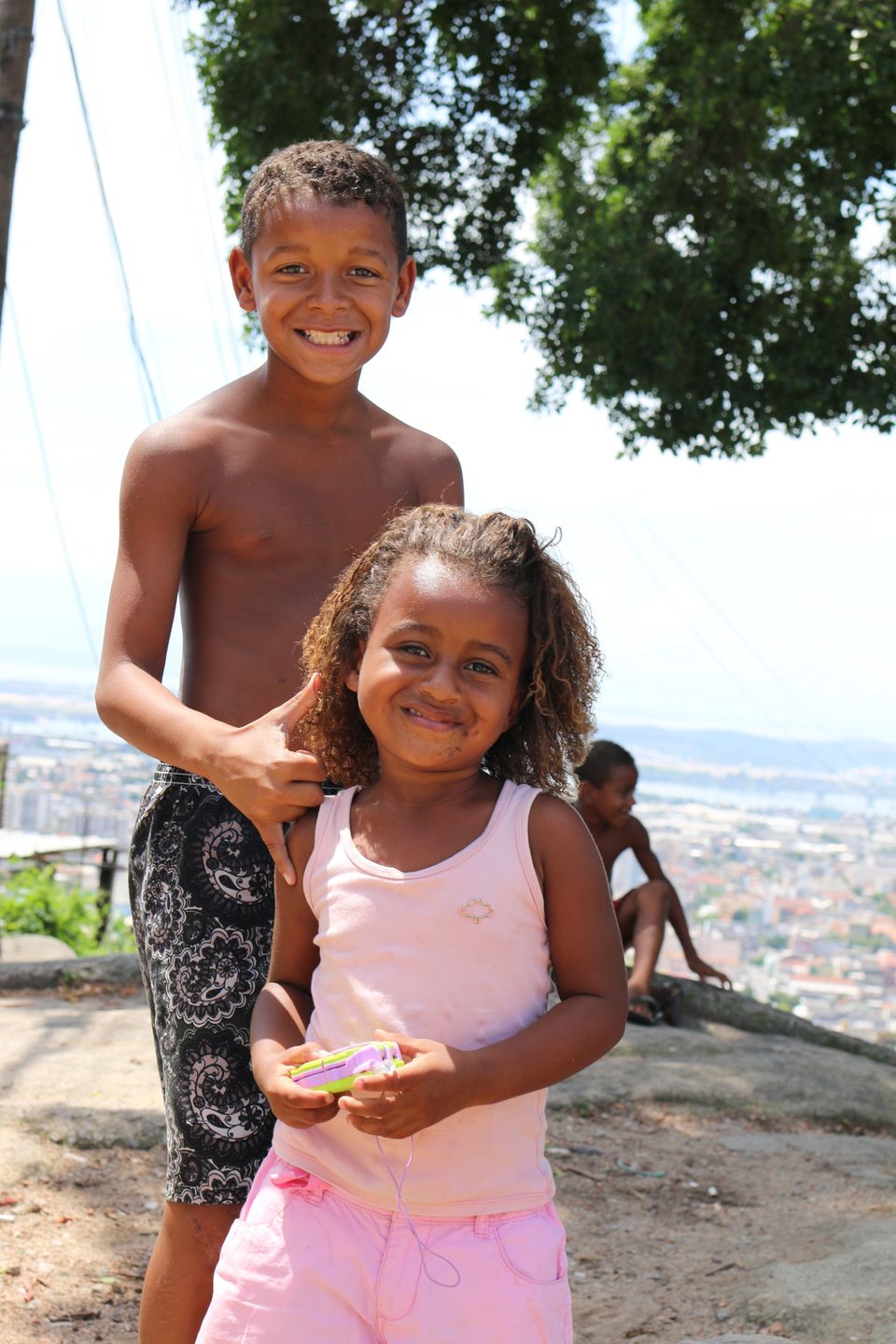 Dzieci z faweli w kompleksie Alemao