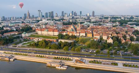 Warszawa. Na Wisłostradzie po wypadku auto w poprzek drogi