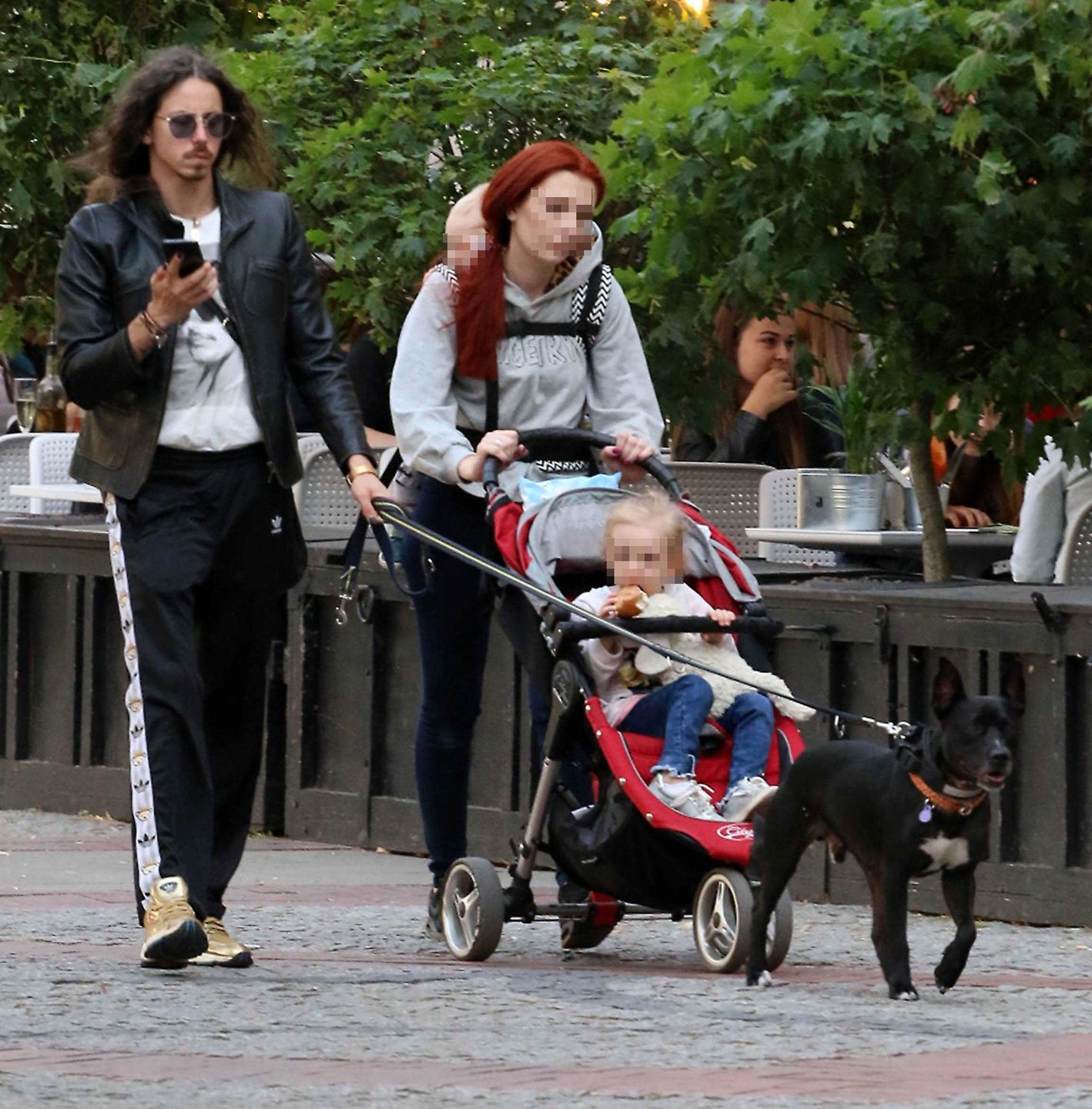 Michał Szpak z psem i tajemniczą kobietą na spacerze
