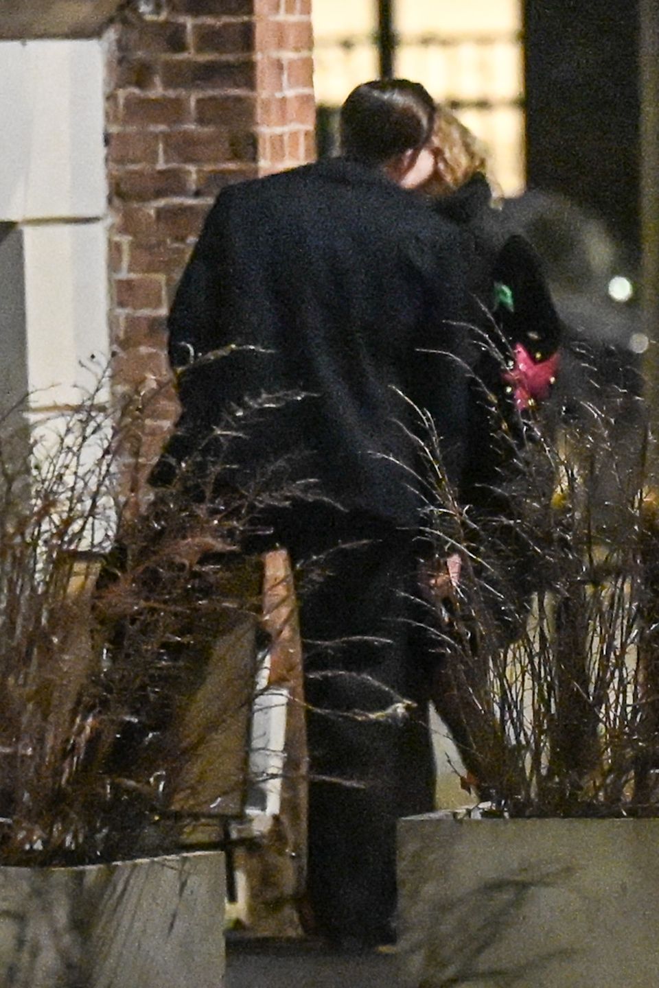 Maurycy Popiel całuje się z tajemniczą blondynką