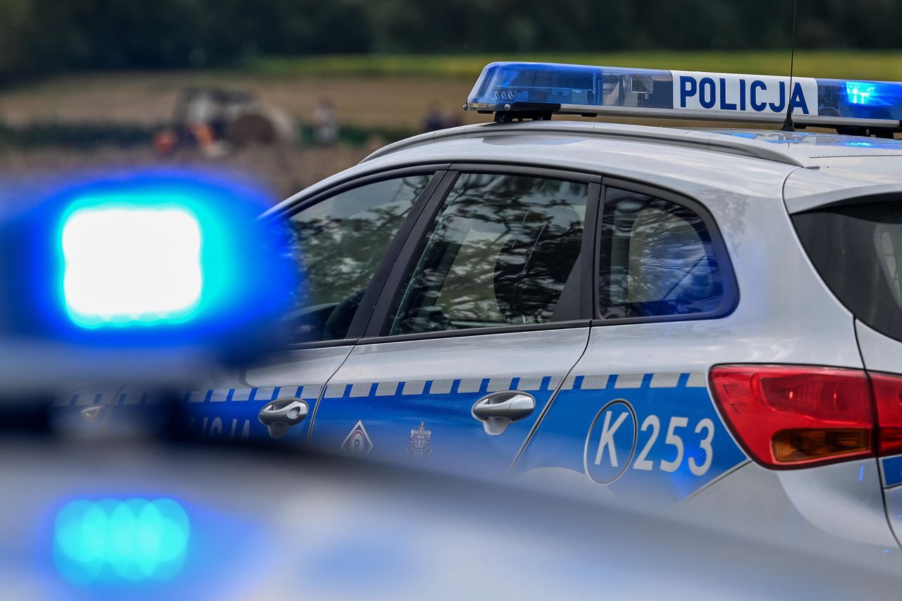 Dwóch policjantów zdążyło przebiec. Trzeciego potrącił autobus