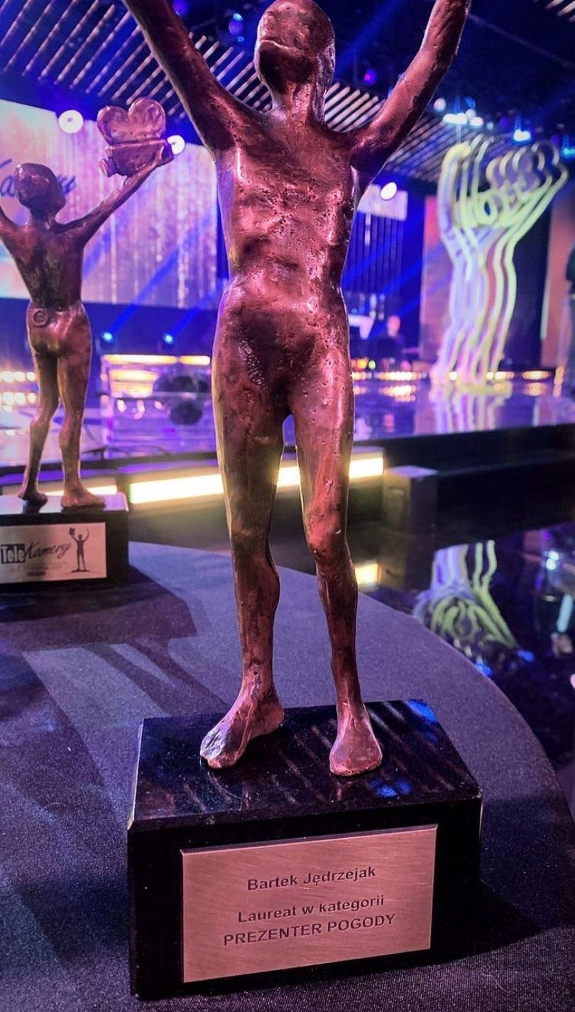 Telekamery 2021. Bartek Jędrzejak odbiera statuetkę i porównuje się do Leonardo DiCaprio