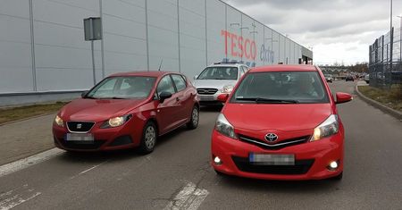 Ominęła stojące przed przejściem pojazdy. Prawie potrąciła kobietę z dzieckiem w wózku