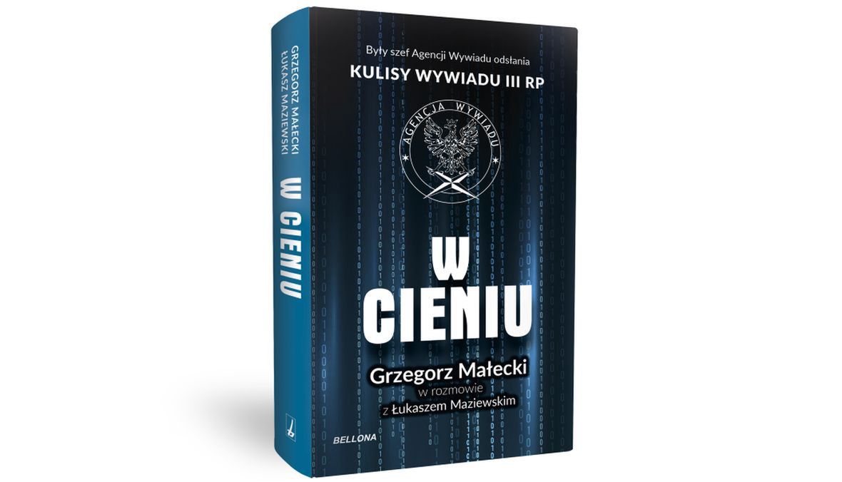 "W Cieniu"  to bezprecedensowa opowieść byłego szefa Agencji Wywiadu, pułkownika Grzegorza Małeckiego, o "Żużlu" – jak między sobą nazywają Agencję jej oficerowie