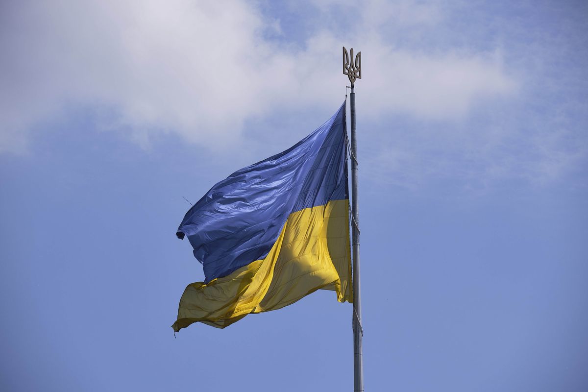 KIEV, UKRAINE - 2022/06/01: The Ukrainian, national flag flies in the sky over Kiev. As the city of Kiev tries to return to normality, in the streets there are many reminders that the war is still raging. (Photo by Raul Moreno/SOPA Images/LightRocket via Getty Images)